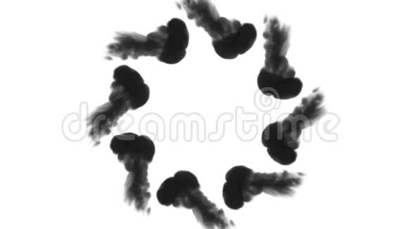 大量的流动形成环墨水注入是孤立的白色在缓慢的运动黑色书写墨水混在水中英奇视频的预览图