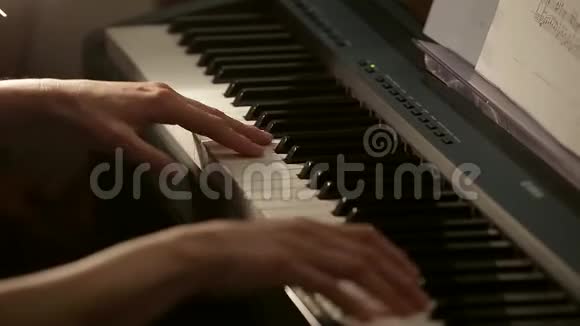 电动钢琴的女手特写视频的预览图