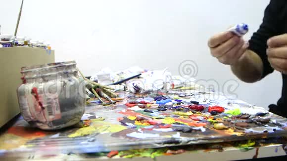 艺术家混合油漆视频的预览图