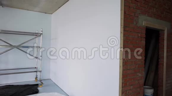 带框窗白墙和脚手架的大型空灯公寓视频的预览图