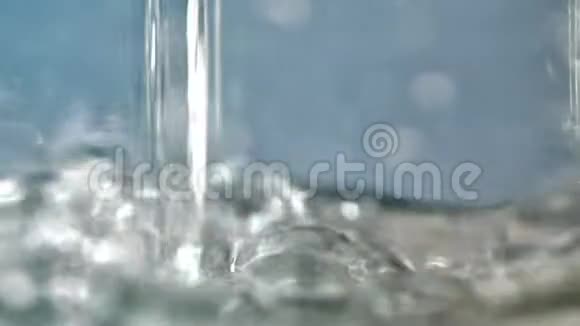 用泡沫和溅到玻璃中的清水进行特写视频的预览图