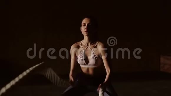 美丽的运动女性与绳箱一起锻炼健身房共用空间自信激励运动生活方式活动爱好视频的预览图