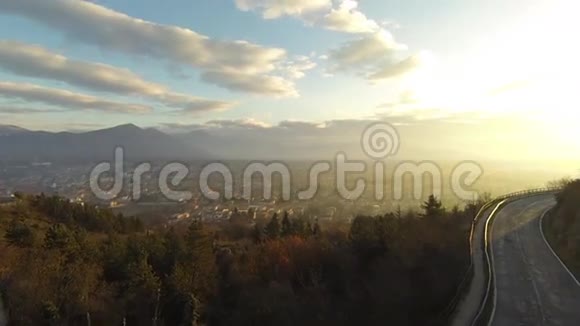 日出时在山上操练视频的预览图