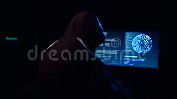 黑客把病毒数据输入电脑视频的预览图