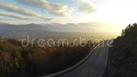 日出时在山上钻孔视频的预览图