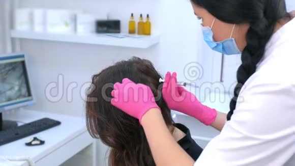 妇科医生在临床上为女性头皮注射中间疗法视频的预览图