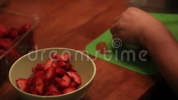 在碗附近切草莓视频的预览图