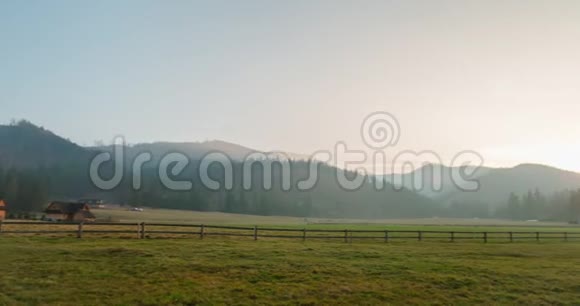 4K山谷房屋景观上方日落水平全景视频的预览图