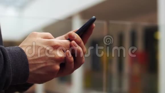 特写男人用他的手机4k段录像视频的预览图