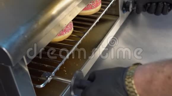 新鲜甜甜圈在烤盘上视频的预览图
