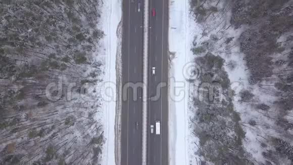 冬季交通上雪公路鸟瞰图开着暴风雪道路的汽车视频的预览图