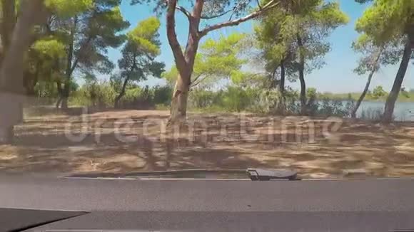 在希腊伯罗奔尼撒凯亚法湖的自然侧驾驶视频的预览图