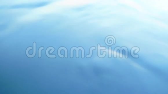 泳池顶部的蓝色水面鸟瞰视频流量视频的预览图