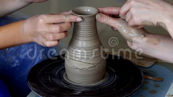 两个人的手创造锅锅的轮子陶艺教学视频的预览图