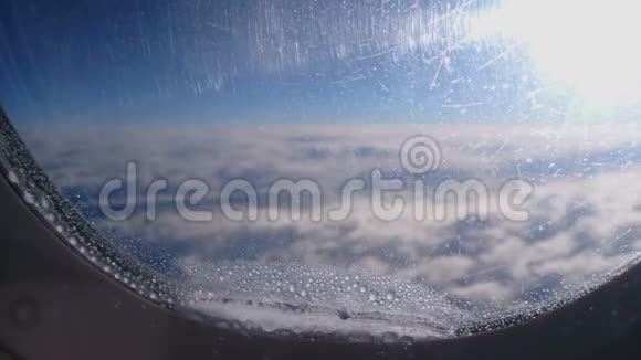 飞机舷窗上凝结水滴的特写空气事故风险视频的预览图