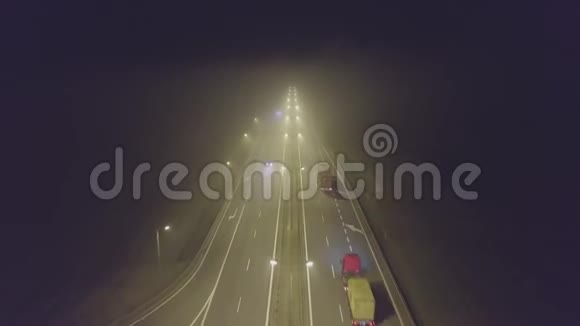 夜间雾中道路交通的鸟瞰图视频的预览图