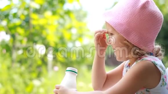 小女孩喝一瓶牛奶或开菲尔微笑着露出了酸奶的白胡子视频的预览图
