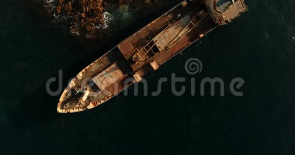 沉船的俯视图这艘船似乎站在那里守护着它的岛屿和它的居民视频的预览图