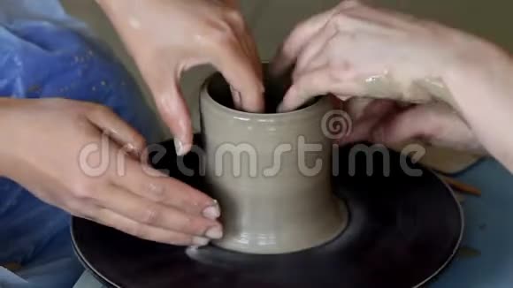 两个人的手创造锅锅的轮子陶艺教学视频的预览图