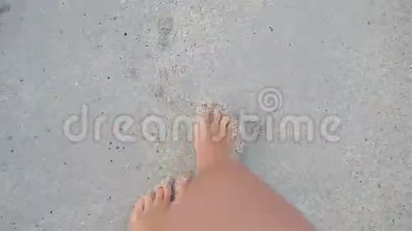在白色沙滩上赤脚行走的女性双脚视频的预览图