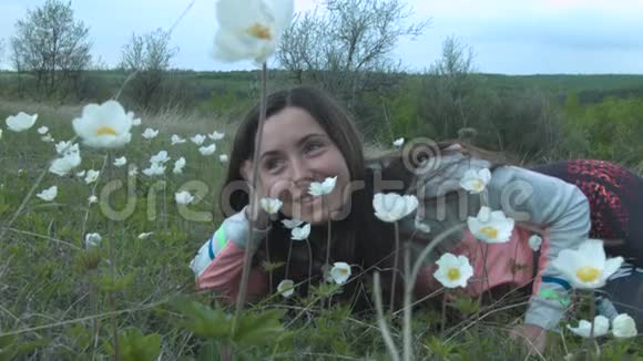 草地上的美女美丽的年轻女子户外享受大自然吧快乐的微笑女孩躺在草地上视频的预览图