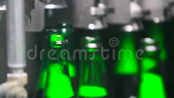 瓶香槟酒用铝箔密封瓶瓶绿色沿输送机移动视频的预览图