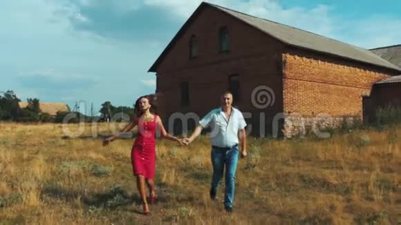 幸福的年轻夫妇沿着小路奔跑视频的预览图