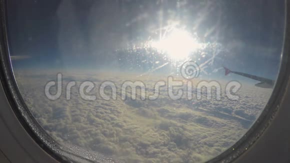 乘客通过舷窗玻璃观看云景乘飞机旅行视频的预览图
