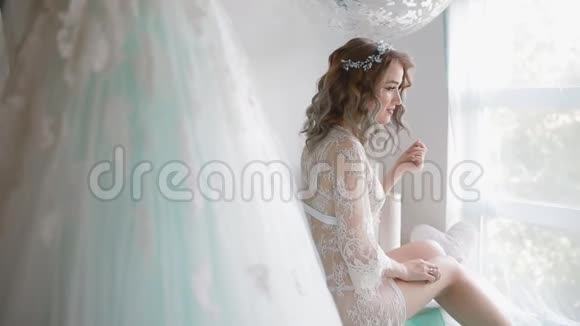 新娘穿着靠近窗户的蕾丝睡衣视频的预览图