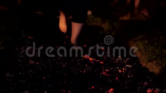 在煤上行走的人视频的预览图