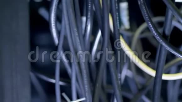 电缆超级计算机上的电线加密挖掘概念4K视频的预览图