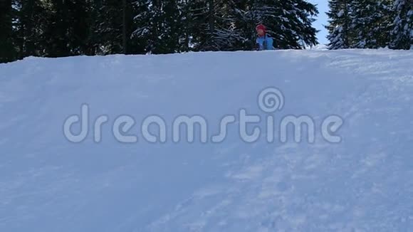 坐雪橇的小女孩儿童雪橇视频的预览图