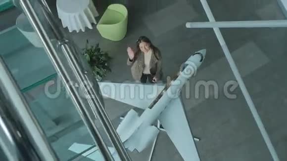 美丽的黑发女郎在机场送一个空气吻视频的预览图