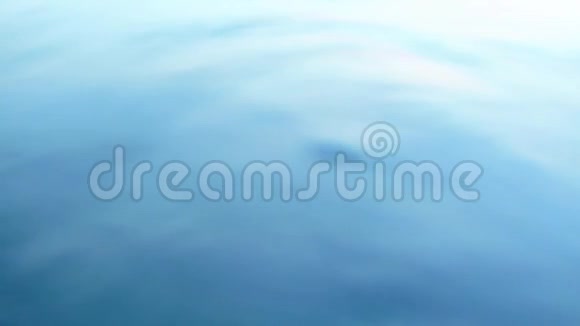 泳池顶部的蓝色水面鸟瞰视频流量视频的预览图