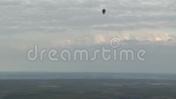 空中景色和热气球漂浮视频的预览图