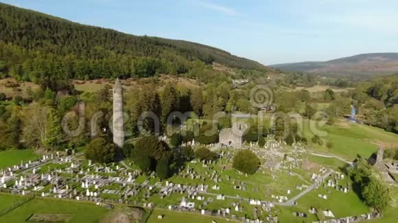 飞越爱尔兰威克洛山脉古老的格伦达洛山脉视频的预览图