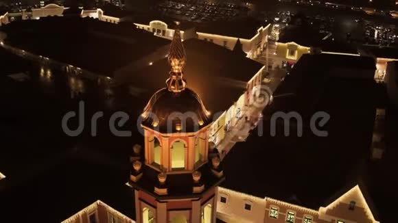 在带有圣诞树的小广场上有闪闪发光的金色穹顶的高楼大厦视频的预览图
