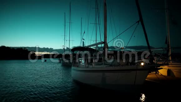 晚上在地中海老港口的游艇和船只日落视频的预览图