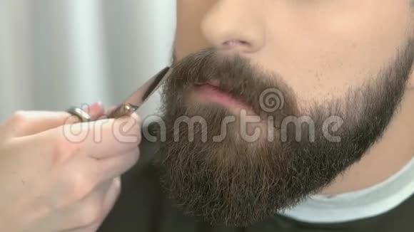 胡子修剪梳子和剪刀视频的预览图