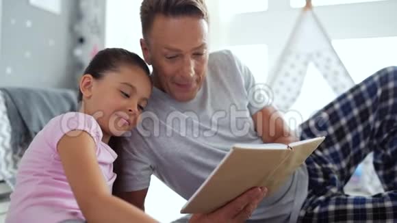 为他的小女儿读书的大人视频的预览图