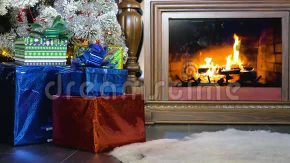 圣诞礼物在燃烧的壁炉旁圣诞节背景视频的预览图