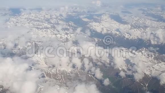 春季飞越欧洲阿尔卑斯山从飞机窗口可以看到空中景色视频的预览图