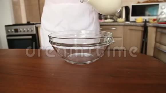 厨师把奶油倒入碗里视频的预览图