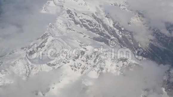 春季飞越欧洲阿尔卑斯山从飞机窗口可以看到空中景色视频的预览图