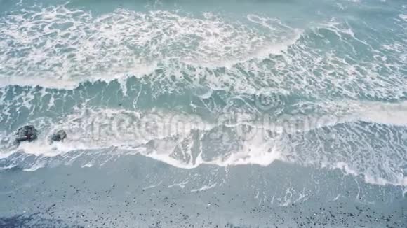 沙滩上的鸟瞰波视频的预览图