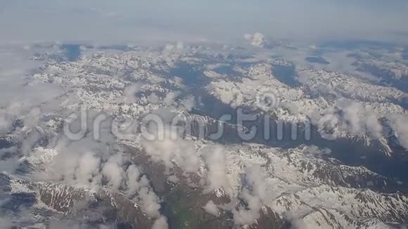 春季飞越欧洲阿尔卑斯山从飞机窗口可以看到空中景色视频的预览图