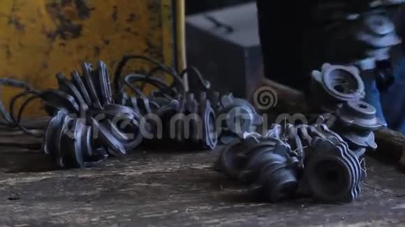 工人拿金属生产的产品俄罗斯工厂视频的预览图
