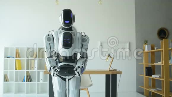 可爱的机器人在办公室跳舞视频的预览图