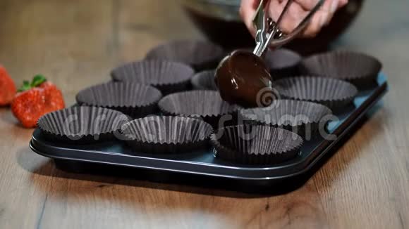 将巧克力面糊放入烘焙形式视频的预览图