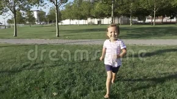 一个可爱的小女孩朝镜头跑去脸上挂着大大的微笑视频的预览图